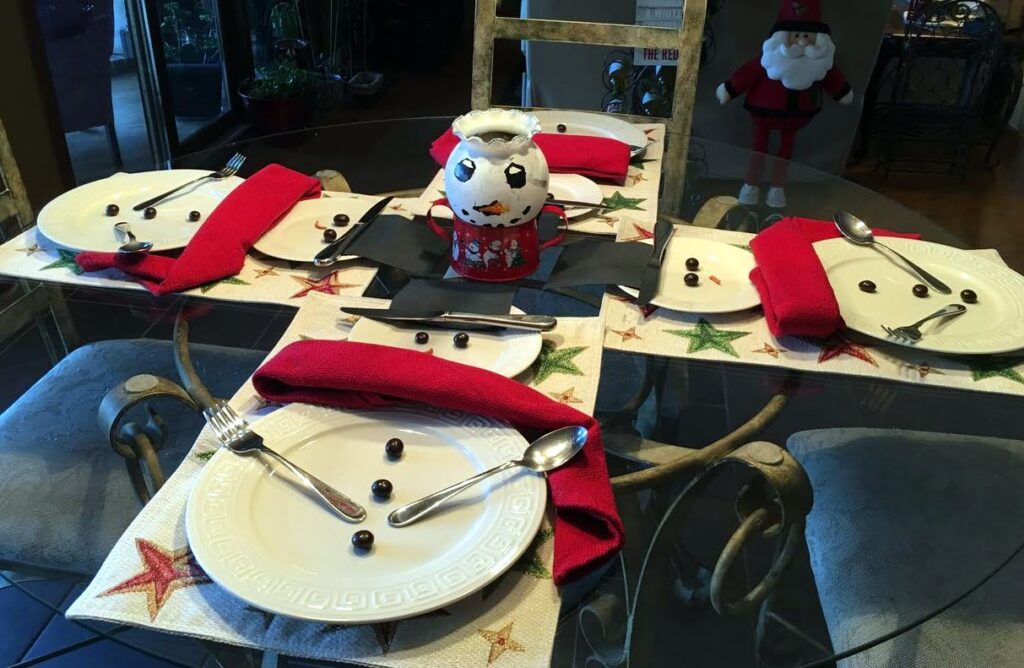 Sue Pitchforth Decor Therapy Plus Christmas centrepieces