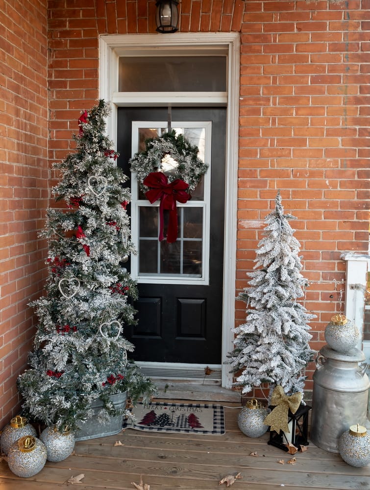 sue pitchforth holiday decor porch tree